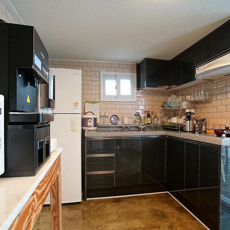 D.H Sinchon Guesthouse Сеул Экстерьер фото