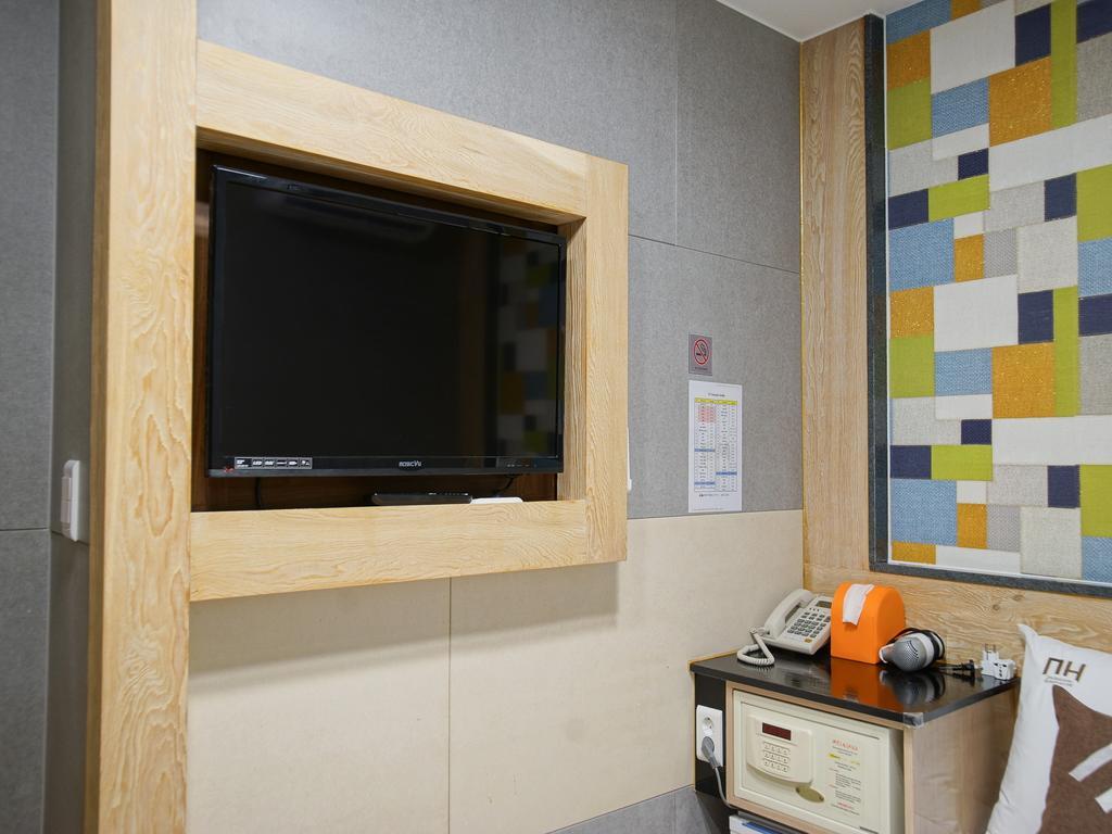 D.H Sinchon Guesthouse Сеул Экстерьер фото
