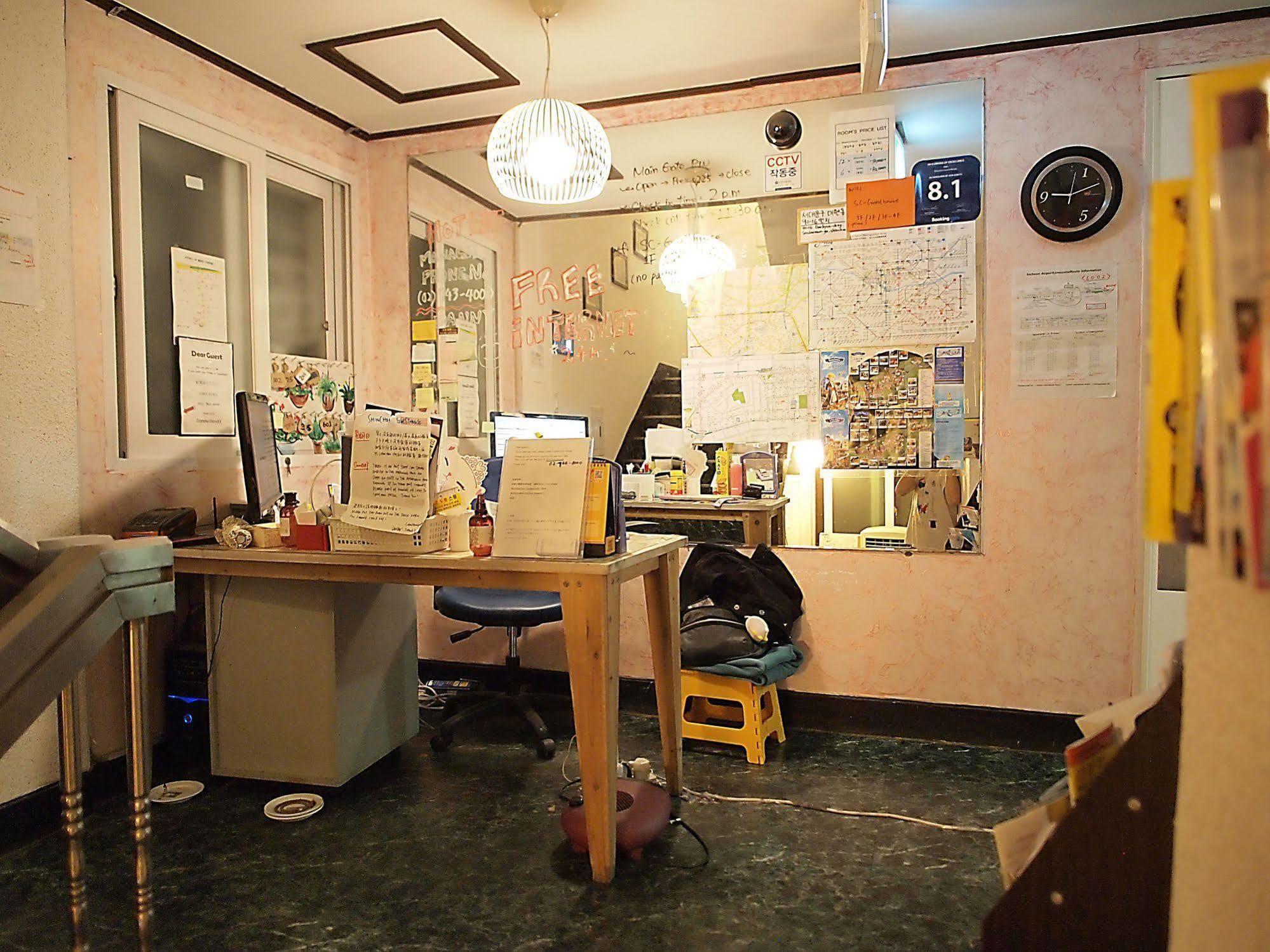 D.H Sinchon Guesthouse Сеул Экстерьер фото