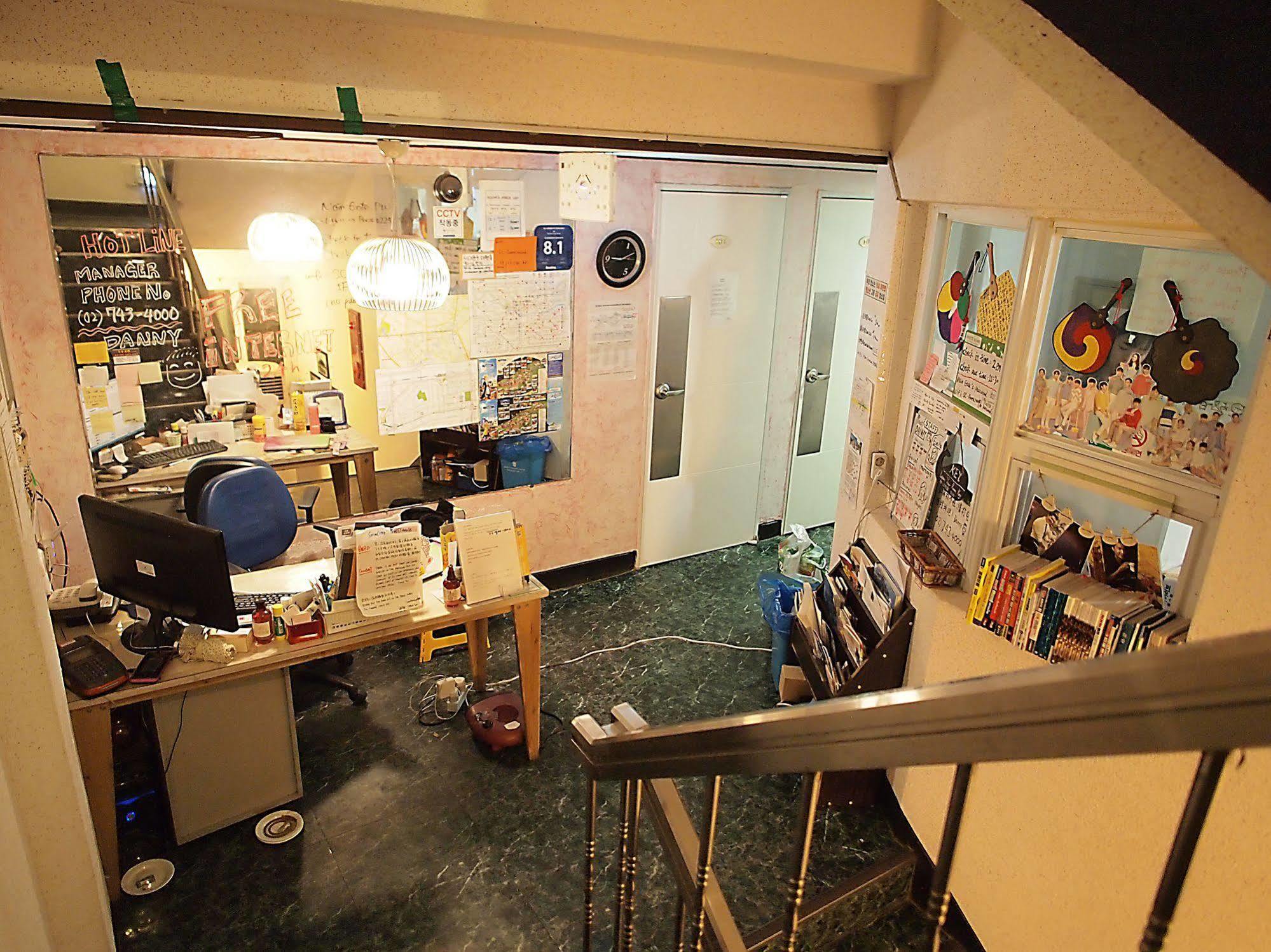 D.H Sinchon Guesthouse Сеул Экстерьер фото