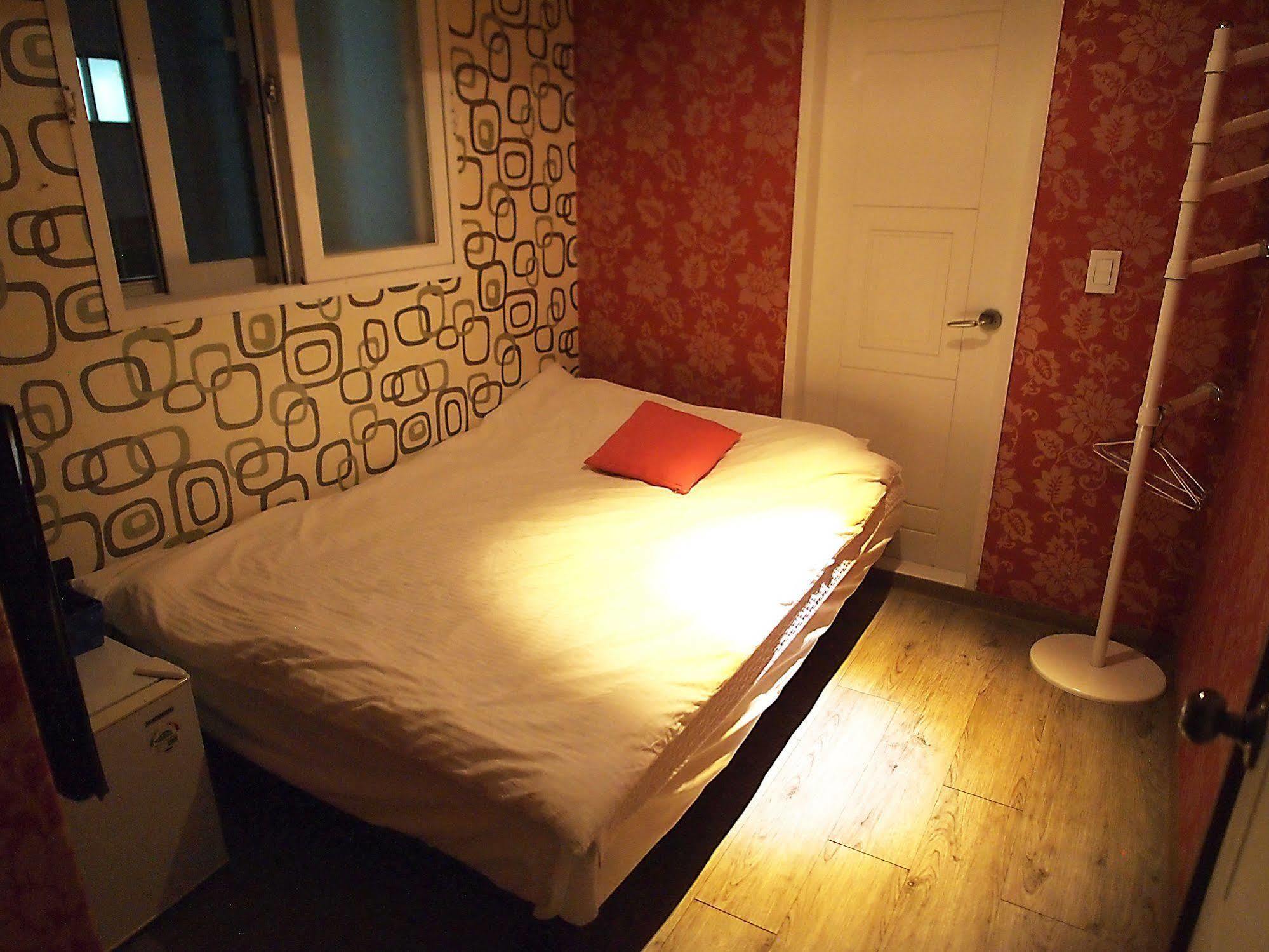 D.H Sinchon Guesthouse Сеул Экстерьер фото