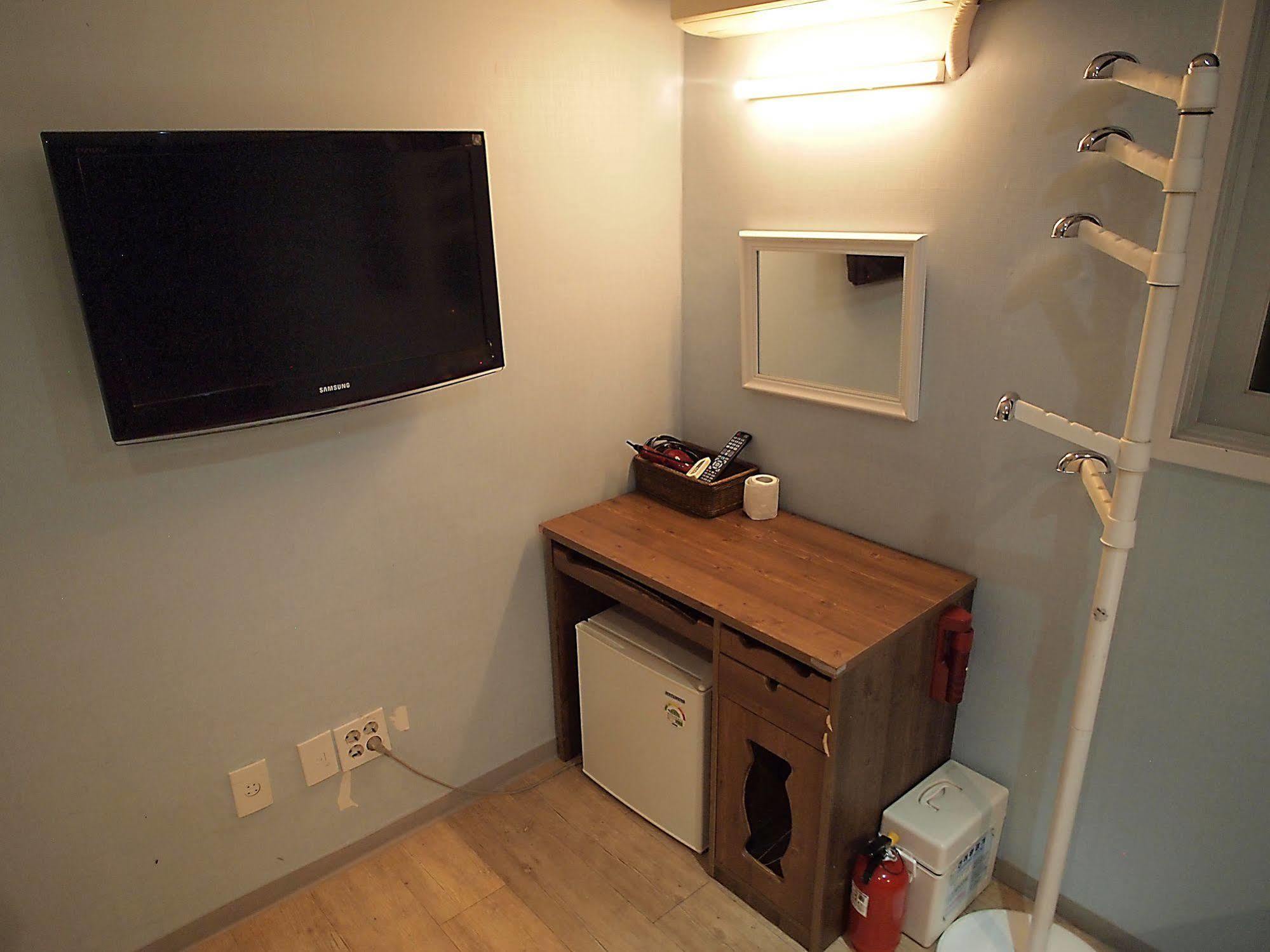 D.H Sinchon Guesthouse Сеул Экстерьер фото