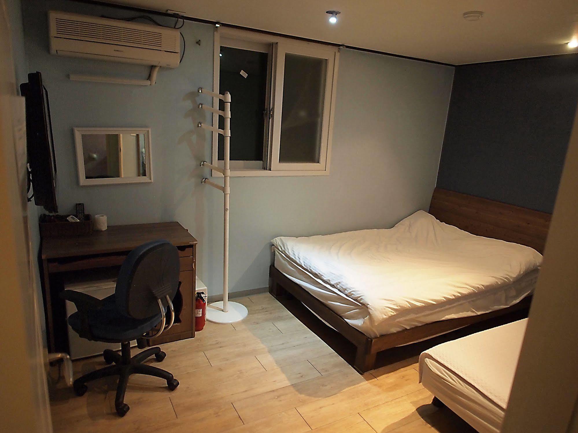 D.H Sinchon Guesthouse Сеул Экстерьер фото