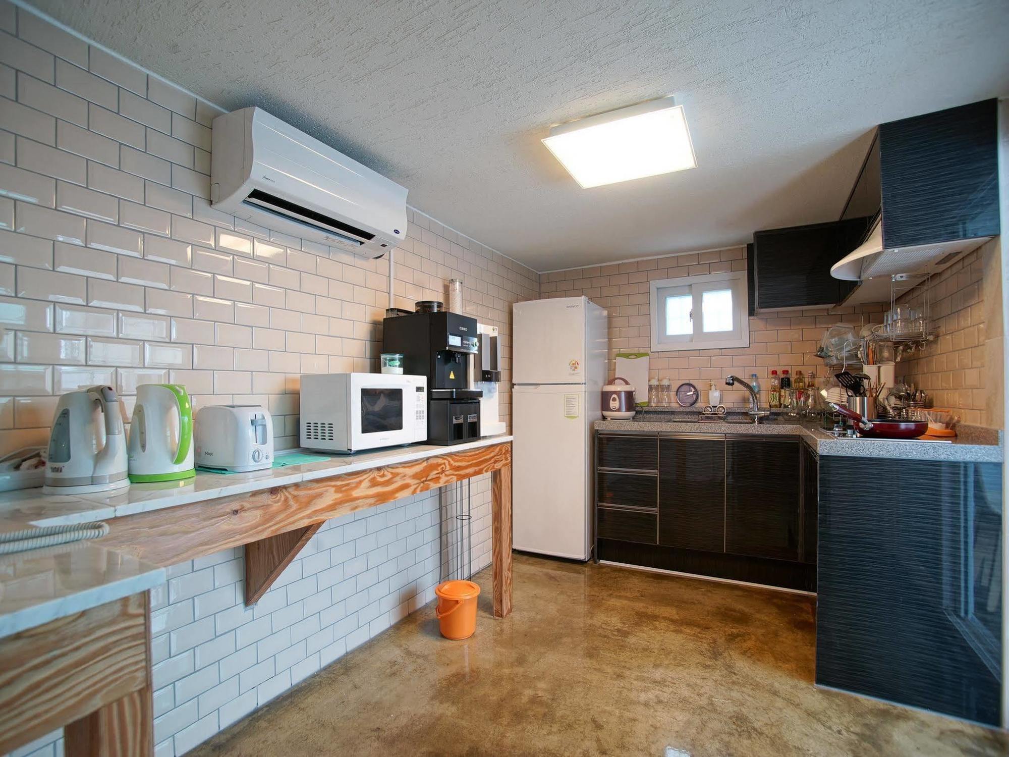 D.H Sinchon Guesthouse Сеул Экстерьер фото