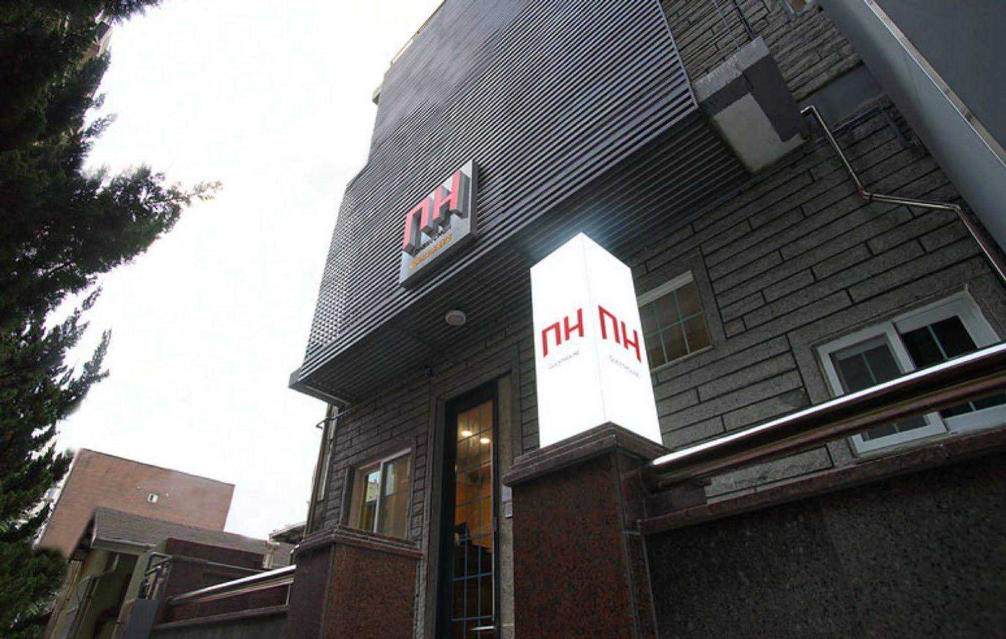 D.H Sinchon Guesthouse Сеул Экстерьер фото