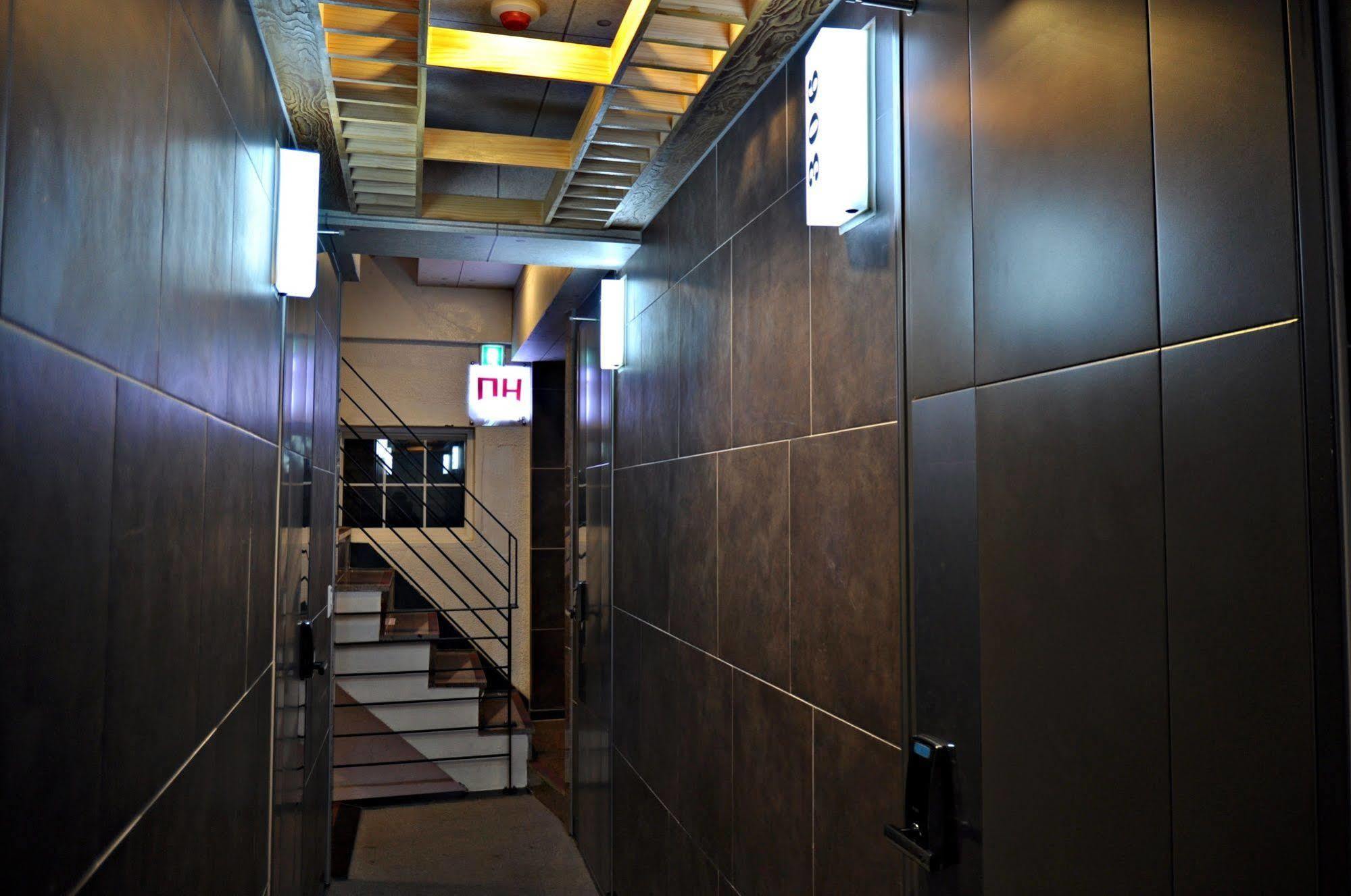D.H Sinchon Guesthouse Сеул Экстерьер фото