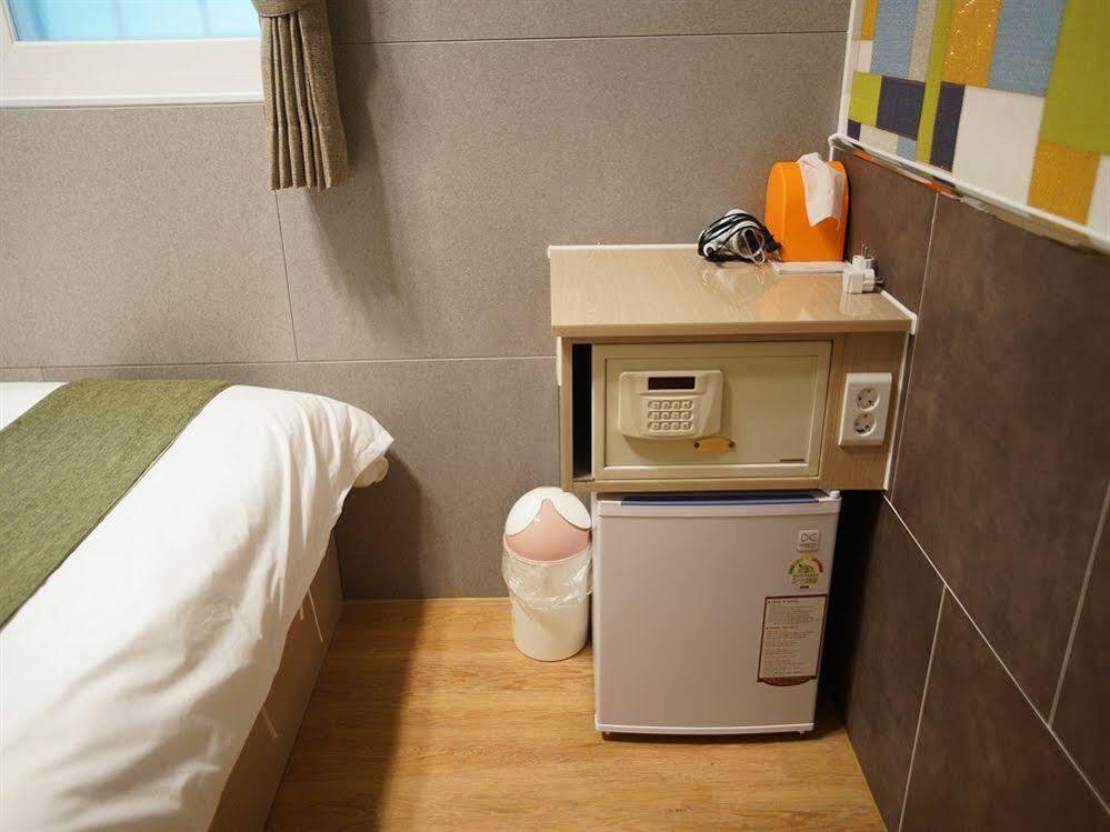 D.H Sinchon Guesthouse Сеул Экстерьер фото